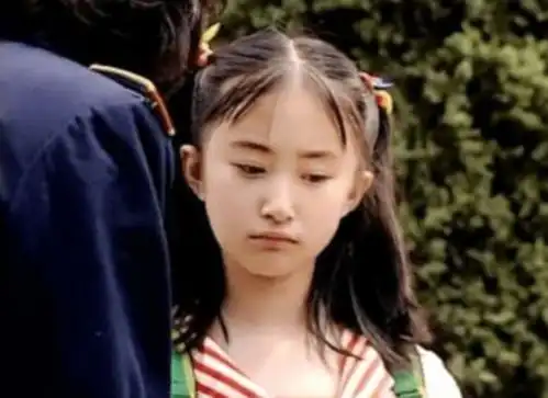 女星的童年照片,杨颖奶凶奶凶的超可爱,90后看到赵丽颖都笑了