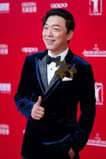 黄渤穿绿色西装参加路演,一把年纪还穿破洞裤,抬头纹好像五线谱
