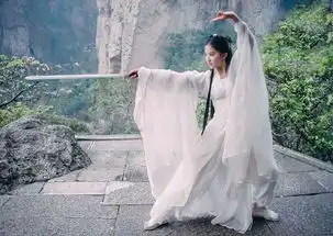 刘亦菲早年剧照,现场舞剑有模有样,堪称史上最仙小龙女
