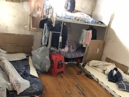 惊73平米两室一厅蜗居12人丨对群租说不