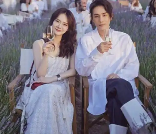 戚薇忙赚钱养家,李承铉带女儿逛街,lucky身材高挑模样大变

