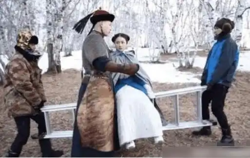 为何电视剧中公主抱那么轻松看到全身照,原谅我不厚道笑了