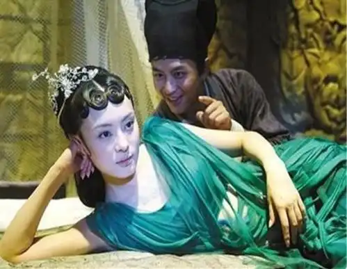 怀孕期间坚持拍戏的四位女星,邓超全程保护孙俪,怀孕数月的她咬牙拍完雨戏
