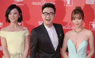 抢镜王柳岩晒完美胸后遮起大胸晒玉背秀性感