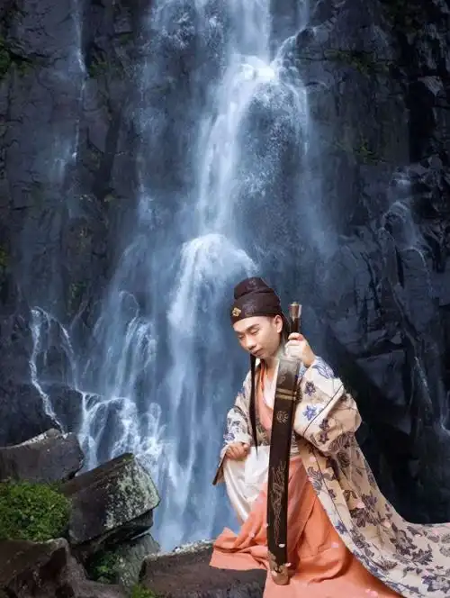 为什么武侠小说中总会有个山洞