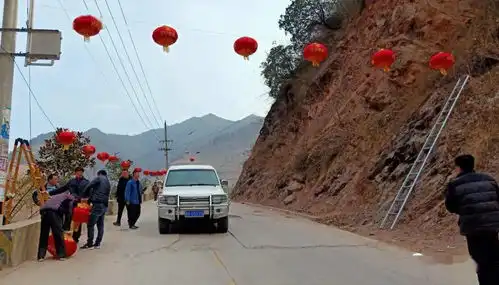 大红灯笼高高挂山水镡河入画来
