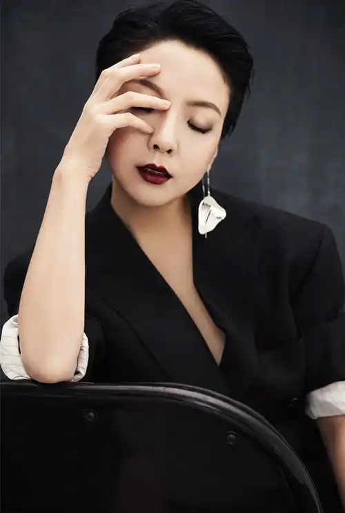 王韵壹5月13举行爵士乐派对观众要cos电影造型
