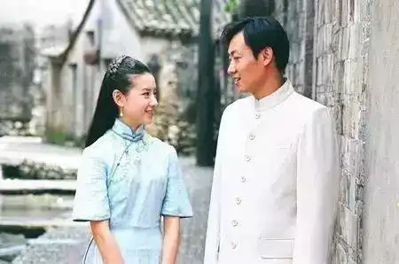 27岁嫁44岁萧乾,母亲自杀,丈夫受难,她直面苦难,93岁笔耕不缀