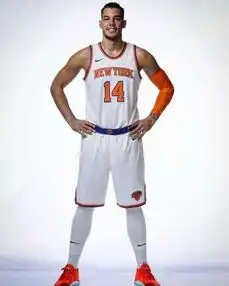 吉列尔莫埃尔南戈麦斯展示个人新赛季球衣照
