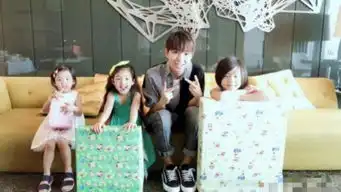 刘畊宏为小泡芙办5岁生日party,美人鱼一家出动打水仗
