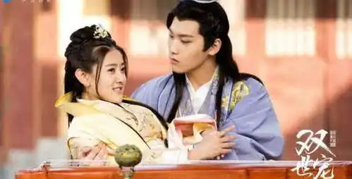 八王妃梁洁晒美照,嘟嘴卖萌剪刀手,网友又萌又美