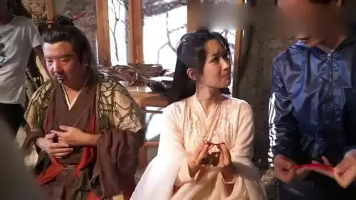 杨紫香蜜沉沉烬如霜花絮夜幽藤种法,左手勾右手,大拇指呢
