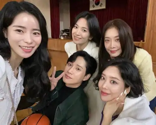 林智妍给宋慧乔送应援车二人曾合作黑暗荣耀
