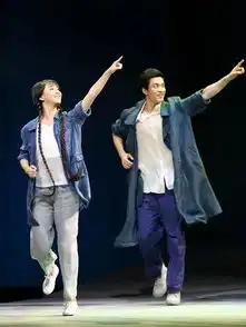 小彩旗与杨丽萍从2岁到18岁只愿时光时光你慢些走
