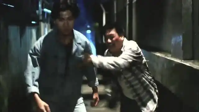 电影达叔被人欺负,华仔打算为其出头,不料达叔却暴打华仔
