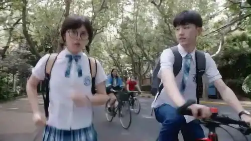 钱三一调侃林妙妙没洗脸,用手机给她照镜子,没成想给林妙妙录了一段视频
