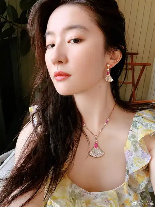 刘亦菲穿紫色镂空裙优雅美丽肤白貌美自然大方

