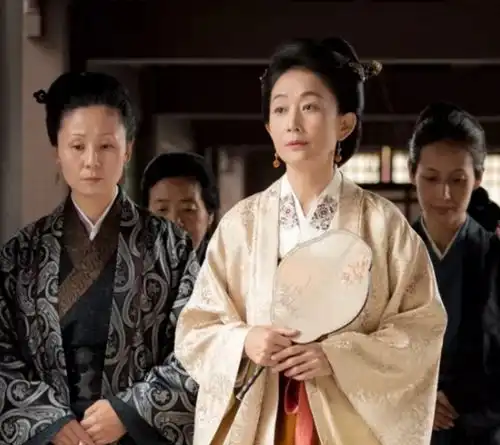 出身军人世家54岁还单身一人,如今出演知否获无数网友关注
