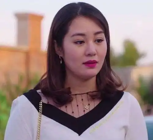 32岁王小蒙现身商演,穿黑色紧身装跳热舞,被指发福明显
