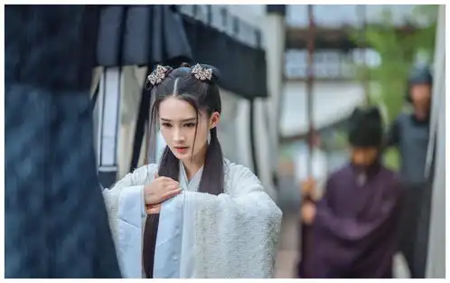 李沁狼殿下双马尾剧照眼神有戏你追剧了
