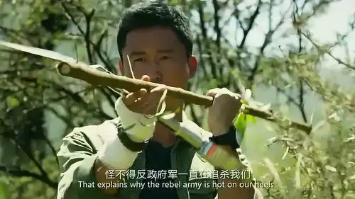 战狼2没有武器,冷锋就用树枝自己做,不愧是特种兵
