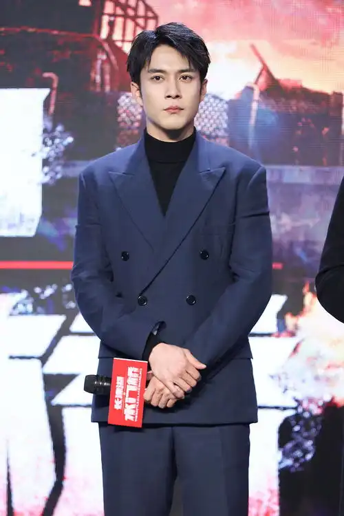 长津湖之水门桥举行记者会吴京希望大家记得七连的笑容
