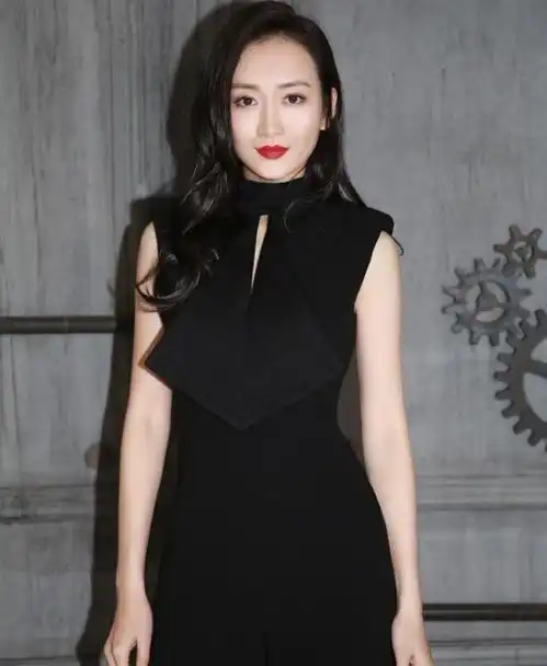 王鸥卸妆前颜值出众,卸妆后成无眉大妈,网友没认出来啊

