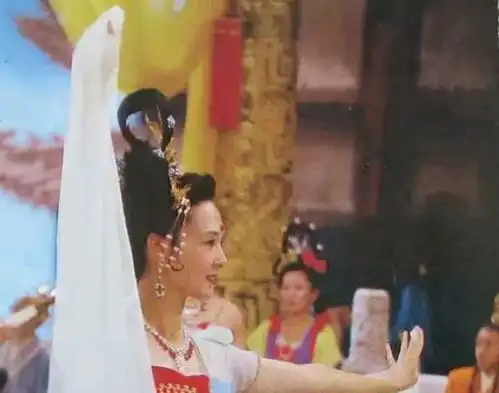 她是西游记中嫦娥,表演时需要干冰非常危险,当红时下海经商