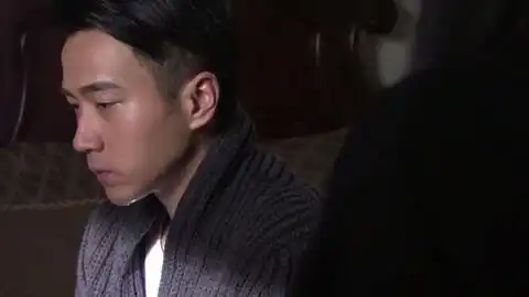 千山暮雪慕咏飞看着莫绍谦的照片发呆,表情却那么阴暗.

