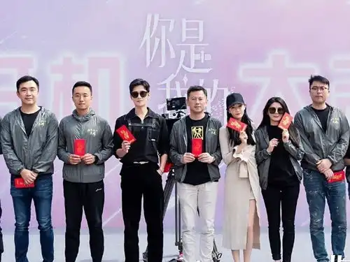 热巴新剧路透,字母毛衣叠加同色披肩,看穿搭又是一部时尚剧
