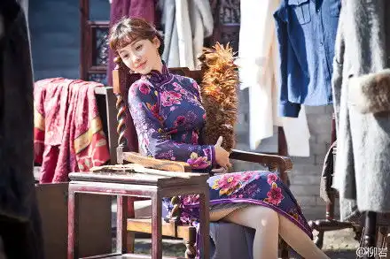 李小璐姐妹吗柳岩侧面与李小璐简直一模一样
