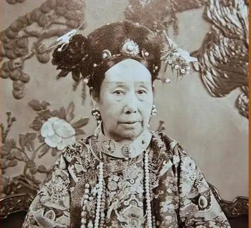 末代皇帝溥仪和皇后婉容的罕见照溥仪在玩相机,婉容在吸烟

