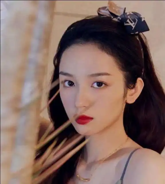 杨颖撞衫新人北影女神周也,白皙肌肤胸前镂空礼裙,谁更胜一筹
