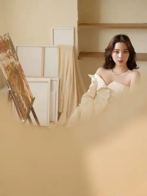 欧阳娜娜身着米白色抹胸西装裙清新甜美