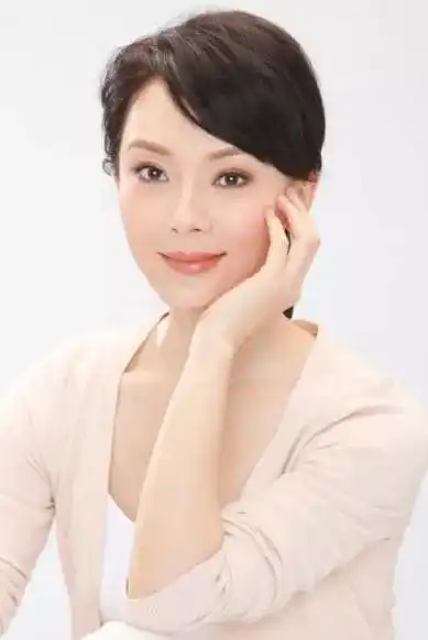 天呐泫雅眼睛为什么睁不开
