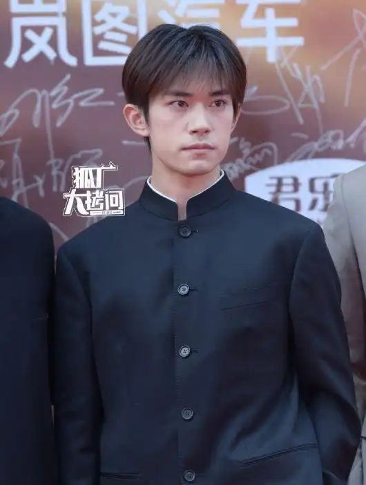 华表奖红毯看点,易烊千玺显成熟,王一博拘谨,谢霆锋造型老气