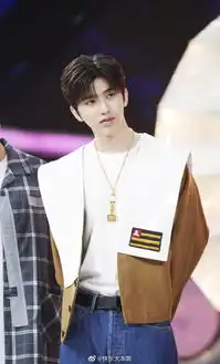 组图蔡徐坤快本剧照曝光穿时尚外套戴卡通帽子可盐可甜
