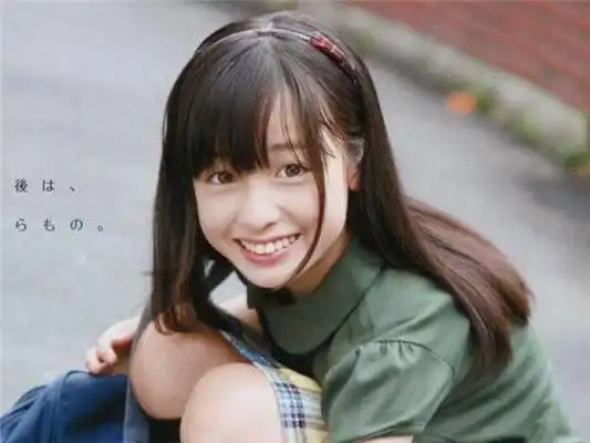 直播剪头发惹20万粉丝围观被称为千年一遇美少女的她小时候长这样
