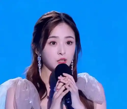 就服央视怼脸拍,张含韵颜值360度无死角曝光,这状态谁顶得住