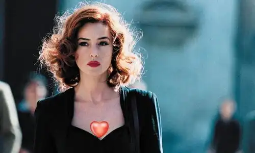 55岁贝鲁奇也美人迟暮了,穿红色蕾丝裙秀身材,小腹赘肉太惹眼