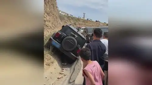 新疆现头文字d现实版一越野车尝试排水沟过弯