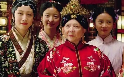 新版红楼梦里,李少红为什么要让所有的姑娘奶奶们顶着一个戏子头
