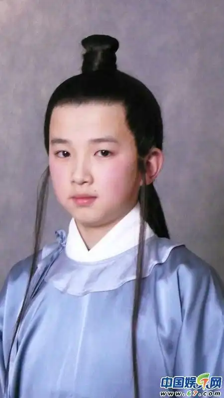 新红楼梦祭祖跪在贾蓉后面的演员叫什么,穿的白衣服,