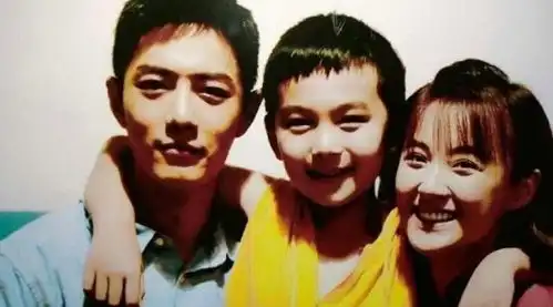 肖战拍王牌难安生,片场频遭代拍干扰,挖鼻孔照也不放过
