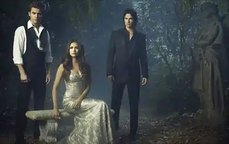 在吸血鬼日记中,埃琳娜什么时候喜欢上达蒙的哪一集
