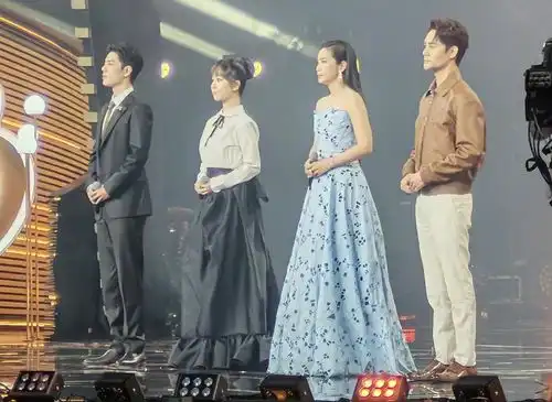 李子柒参加微博之夜,上台领奖却显露真颜值,无滤镜长相美到观众

