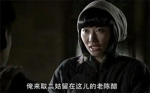 亮剑秀芹县城接头,一个低调隐蔽,一个故意对鬼子笑