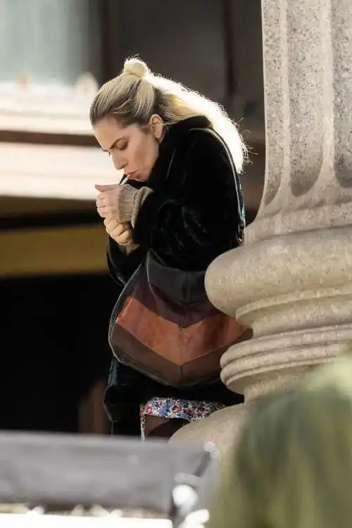 小丑2全新照片哈莉奎因亲吻一名女性,双面人出现