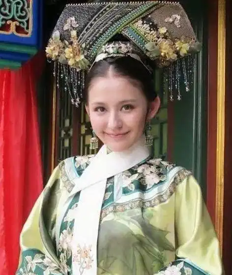 甄嬛传宁贵人热依扎产女,身材走样无法直视,女儿很乖萌
