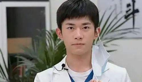 超搞笑,张子枫客串出演中国医生的原因,竟和易烊千玺理由相同
